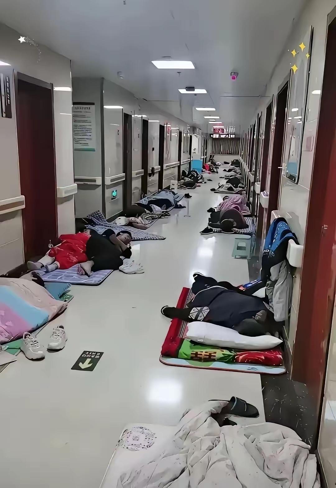 让人感动！
武汉，医院住院部走廊贴出一张新通知：
家属可以铺垫子过夜，早上收好不