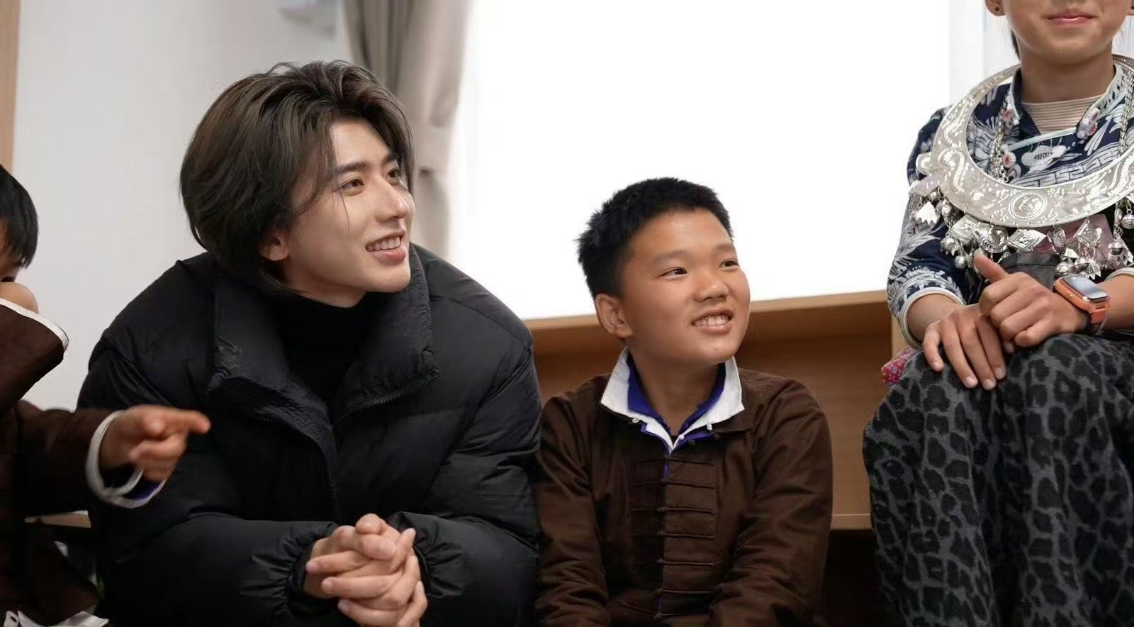 蔡徐坤现身贵州山区做公益蔡徐坤学跳贵州舞蹈锦鸡舞 眼里有光，心中有爱，这样的蔡徐