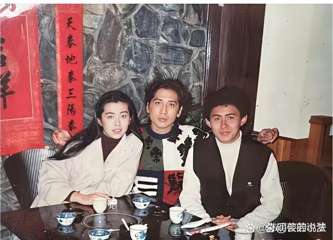 以前一直不懂，王祖贤为啥看上了齐秦，这张照片才明白，30年前的齐秦，原来也是小鲜