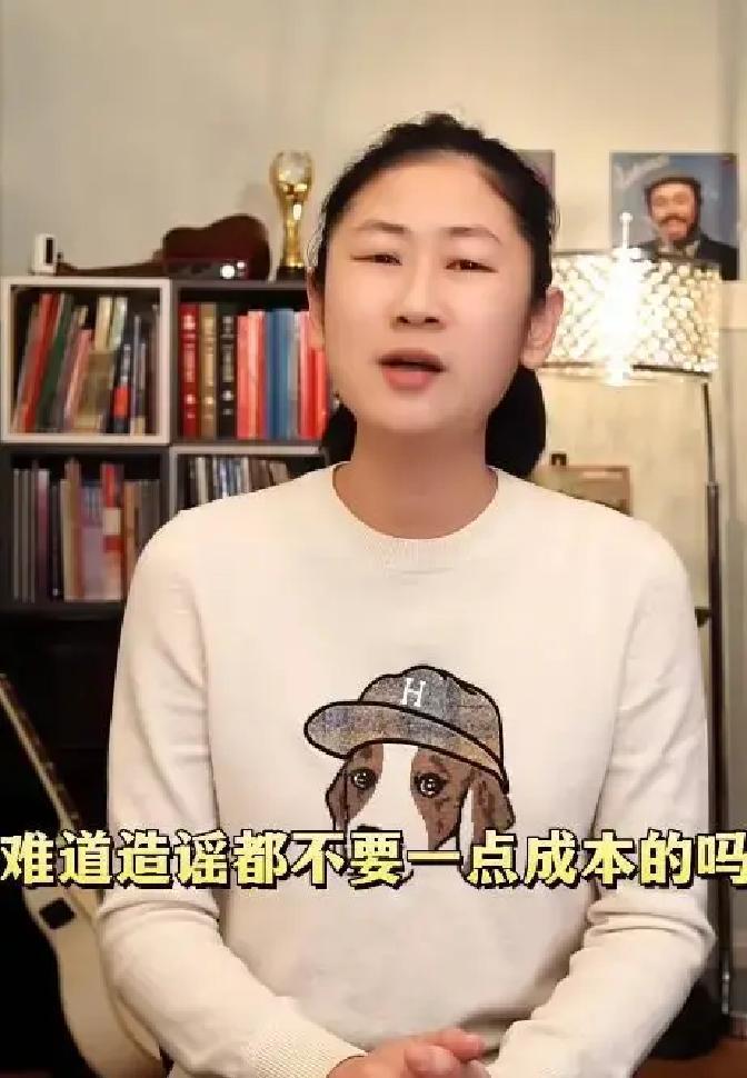 姜昆12月19日现身洛杉矶机场被拍，手里拎着大箱小箱，身边围着一群华人粉丝合影。