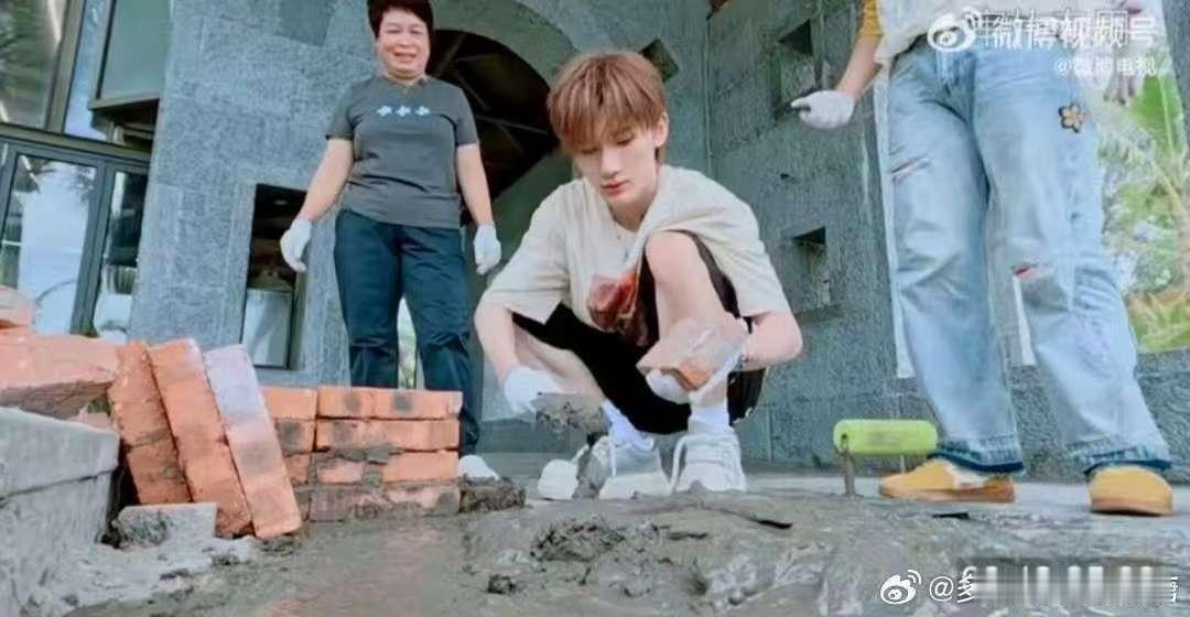 余宇涵砌灶台和上舞台一样认真海角88号余宇涵砌灶台和上舞台一样认真！从舞台爱豆到