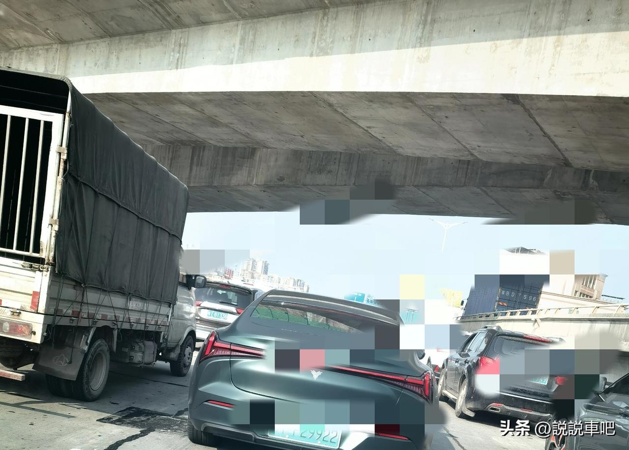 现在的年轻人买车选车，最看重就是颜值和个性，实用性也要跟上。无框车门、动感车身开