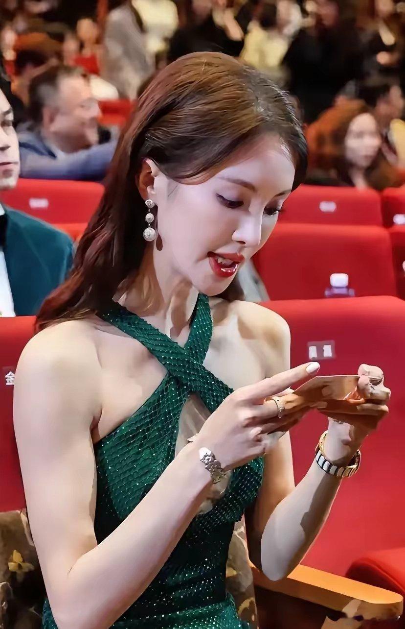 这还是金晨吗，瘦成薄薄一片，感觉真的就是皮包骨了，这也太瘦了吧，内娱的畸形审美是