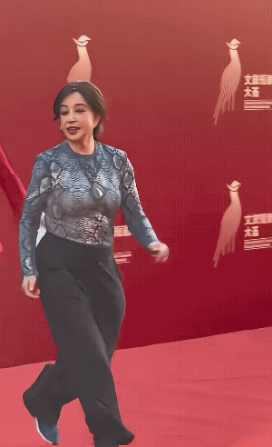 还有谁没见过庆奶这股18岁的活力劲？
刘晓庆穿着宽松的衣服走红毯，但是75岁的她