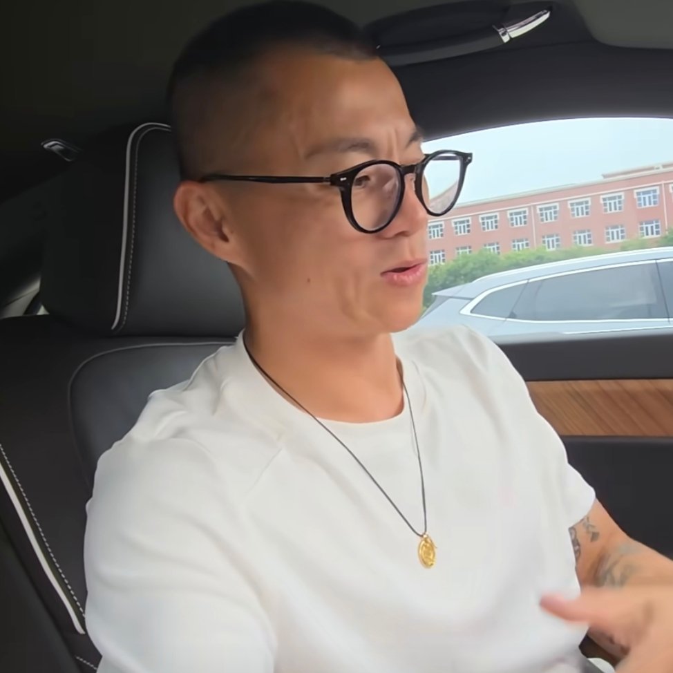 陈震：劳斯莱斯最大的优点是你所看到的都可以定制。网友：可你卖的是二手啊。陈震：继
