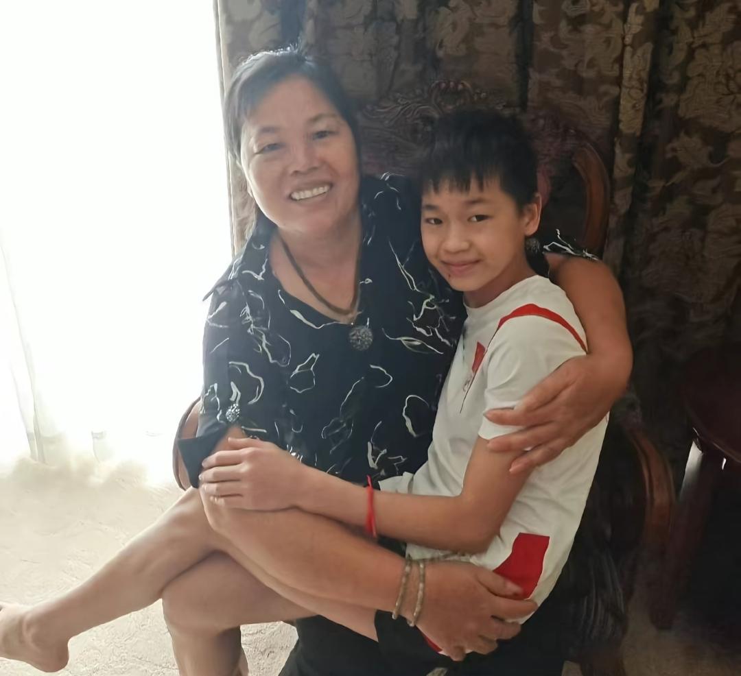 谁也没想到，一向低调的全红婵家庭近况，近日被哥哥直播无意间揭开。首次坦诚透露母亲