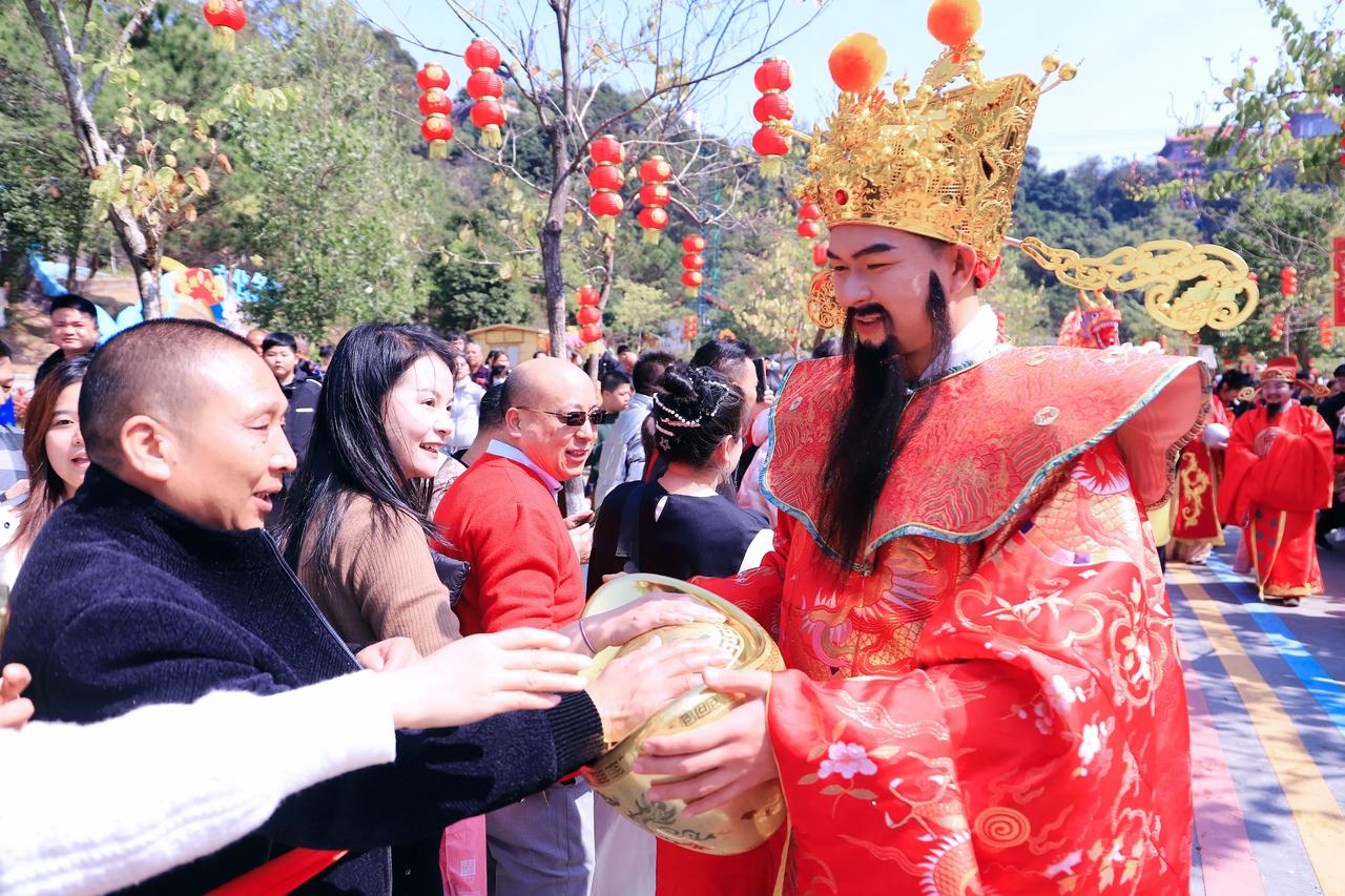 春节来东莞观音山竟然可以发“洋”财？近日，观音山上财气萦绕，金光闪闪，由观音山财