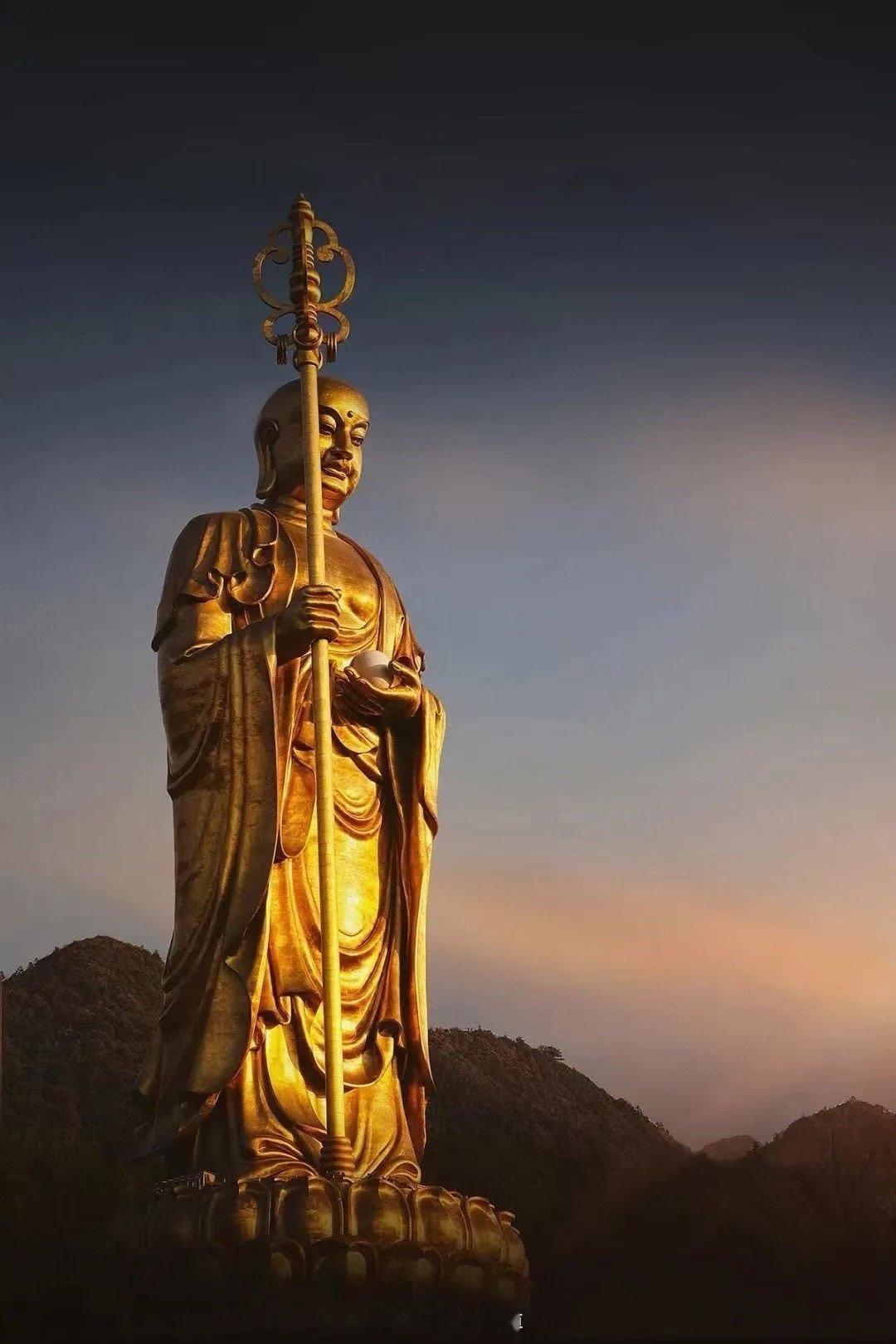 礼赞地藏王菩萨，南无地藏王菩萨加持，保佑有缘人事事顺利，事业有成，平安健康！愿地