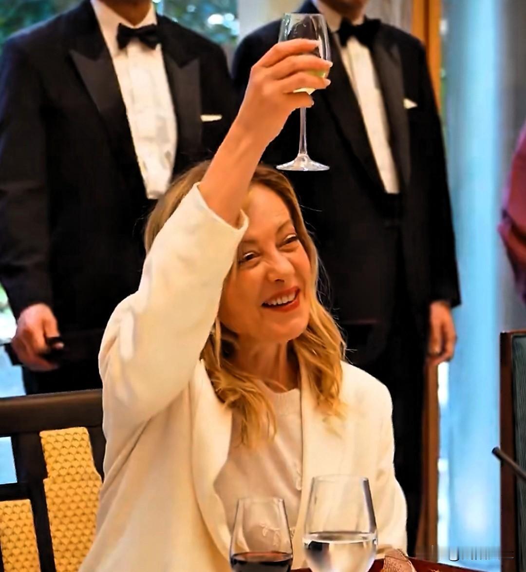 意大利总理梅洛尼在日本东京度过了她49岁的生日。日本首相高市早苗给她庆生，蛋糕、