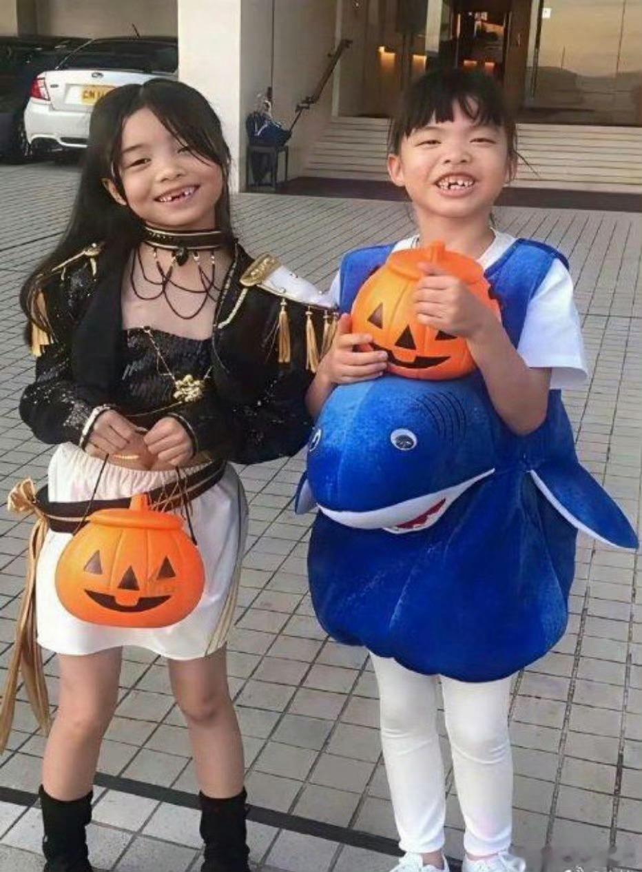 熊黛林双胞胎，豪门晒娃从来不是单纯分享，一举一动，都摆在放大镜下比较，好看的孩子