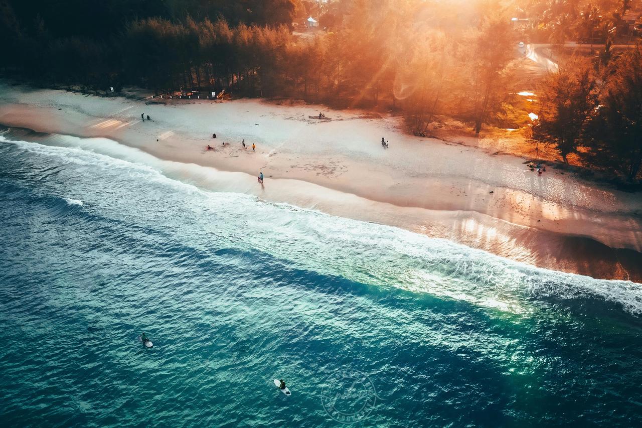 为什么马来西亚人出门啊，永远都是一双拖鞋走天下啊？
你注意到了吗？在这里，许多人