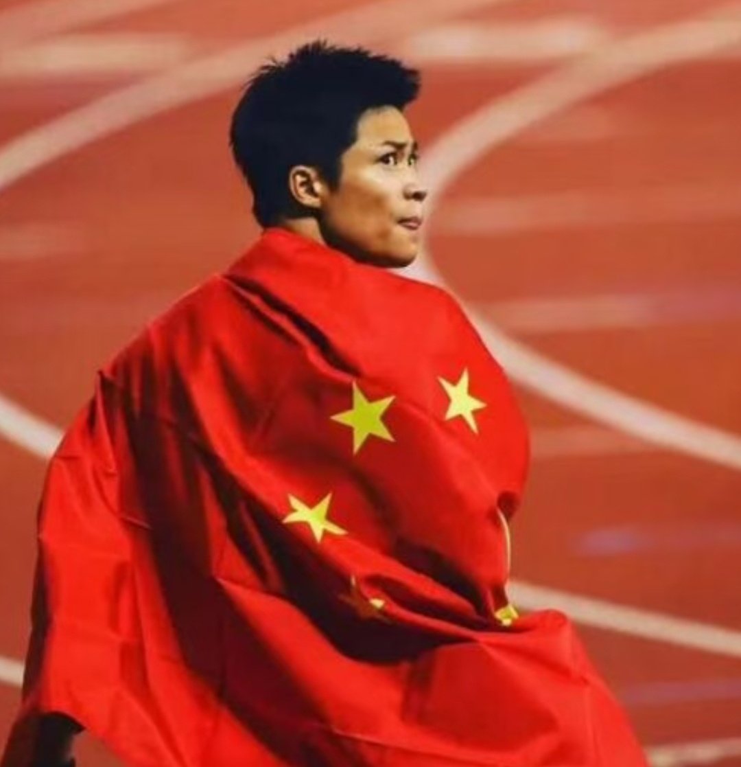 苏炳添说四年坚持下来非常的困难，可能这个苦只有我们的队友才能知道，但是我坚持下来