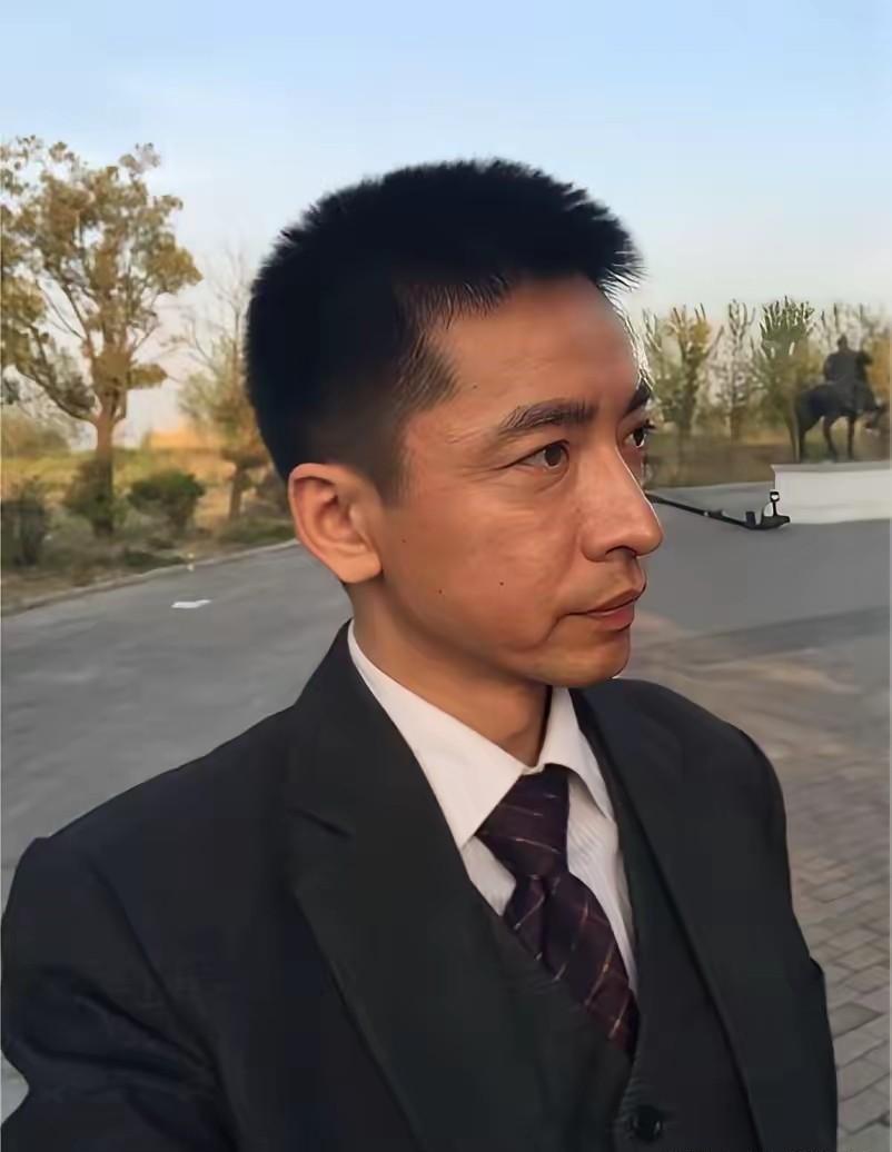 “主动投案”的王鑫，真的是高尚？
中戏教授、表演系主任的身份背后，揭露的却是演艺