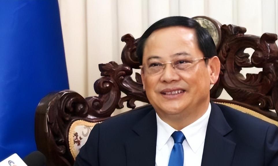 当老挝代表在国会上拍着桌子，急红了眼要求把中老铁路修到自己家门口时，隔壁的越南人