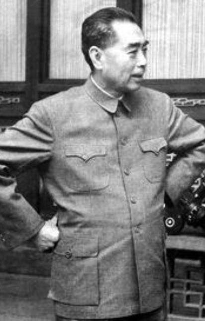 1978年，周总理逝世两年后，工作人员在整理遗物时，发现了几封泛黄的信件。信中，