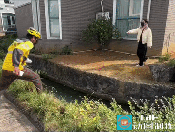 送外卖还顺带洗了一个澡，并且两个外卖小哥互相都有陪，划算！
应该是有路的，俩儿外