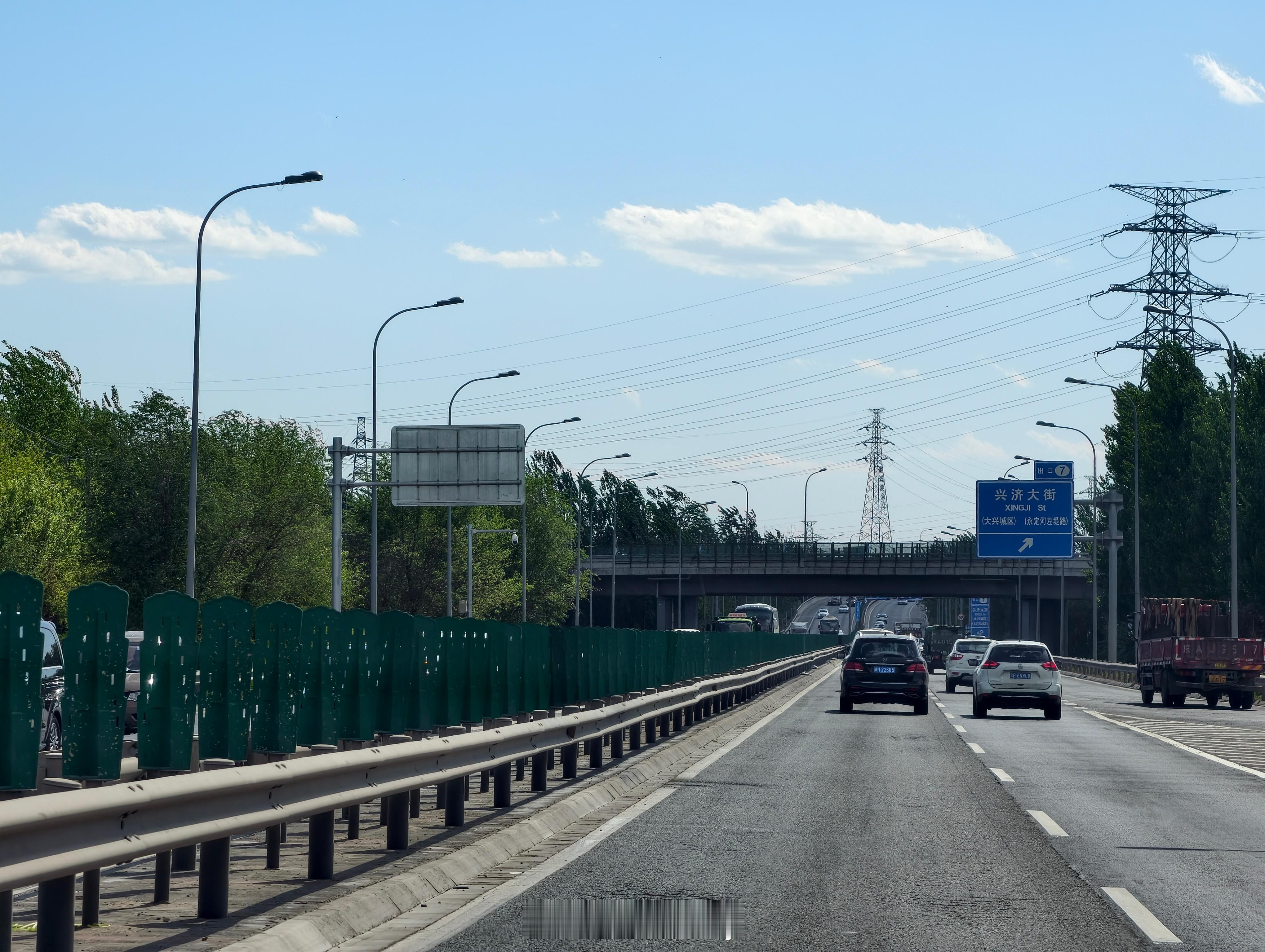 建议全国推行假期高速可逆行高速逆行？一开始吓一跳，原来是开辟潮汐车道，这个就看管