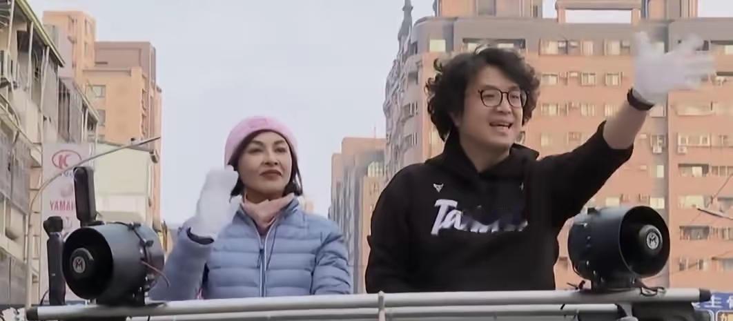 沈伯洋，昨日帮邱议莹街头拉票时叫嚣称，投给邱议莹就是投给“民主与自由”；若投给柯