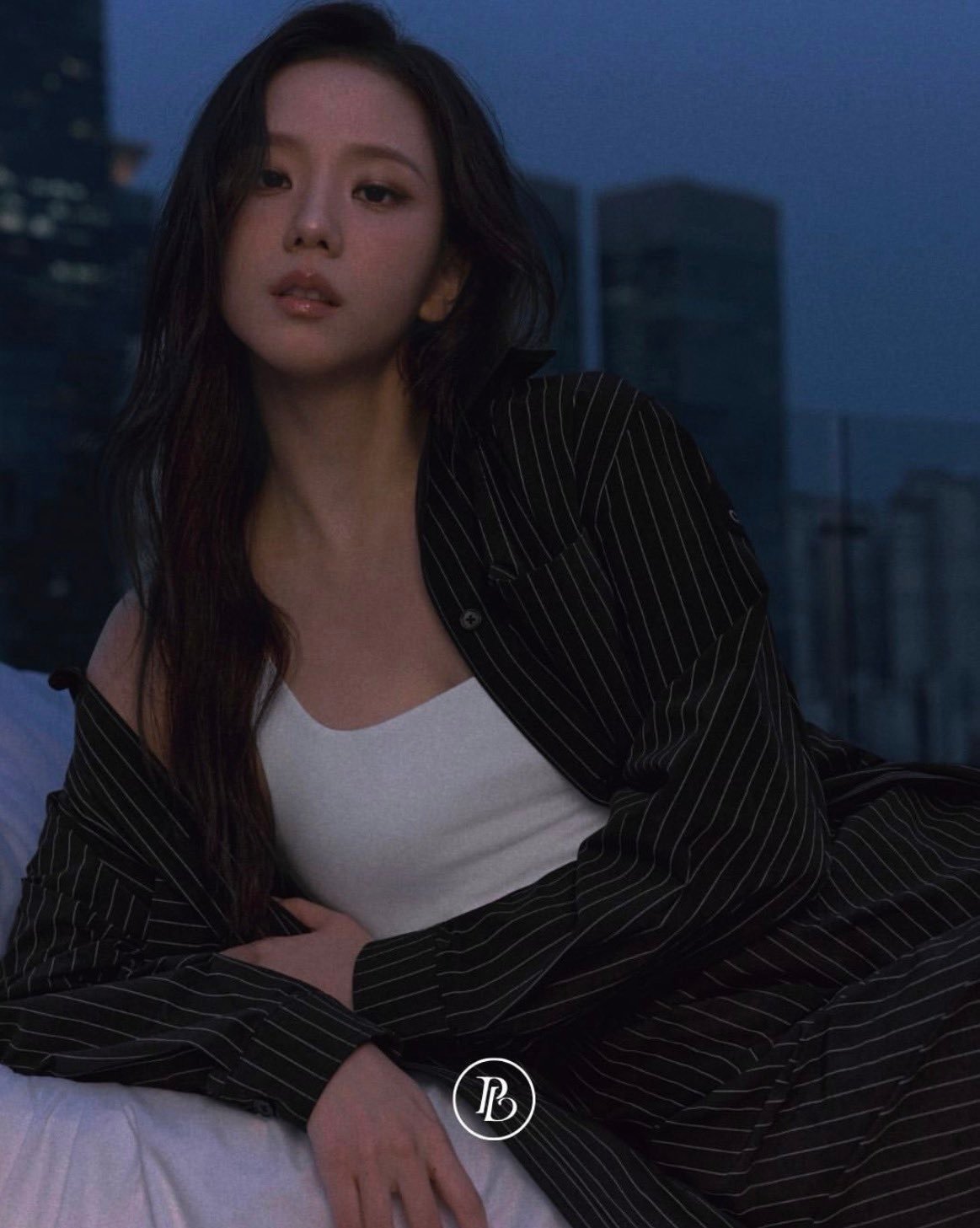 这张很好梦 冷蓝色调衬的金智秀有一种慵懒的氛围感 黑白条纹衫下隐隐看到的胳膊还有