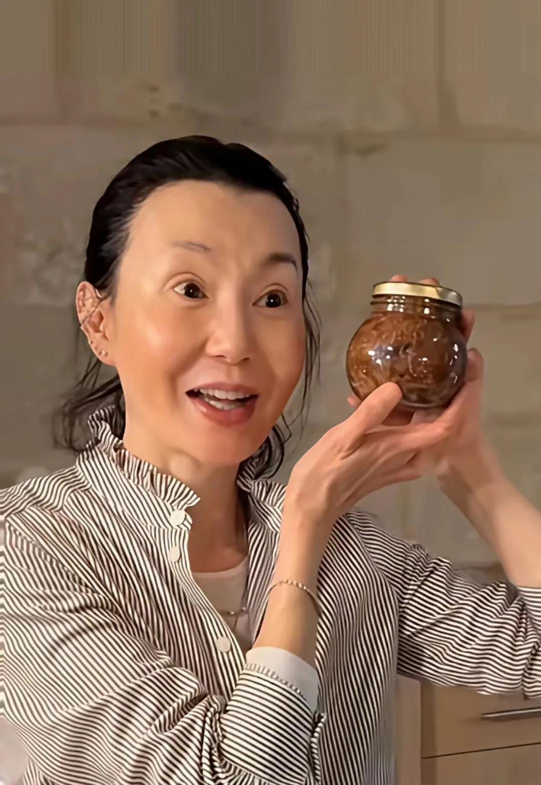 谁懂啊！这才是岁月沉淀下来的气质🥹
晚年张曼玉素颜生活照
不炒作不内卷，安安静
