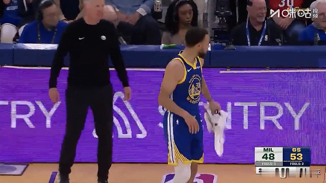 勇三疯！库里单节13分，勇士队98-82领先雄鹿队16分

库里第三节单节7中5