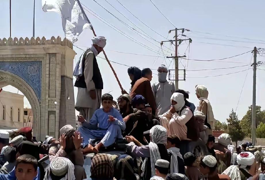 巴基斯坦不宣而战，阿富汗趁机对美国出手，第一个认怂的人出现了
南亚这边也打起来了