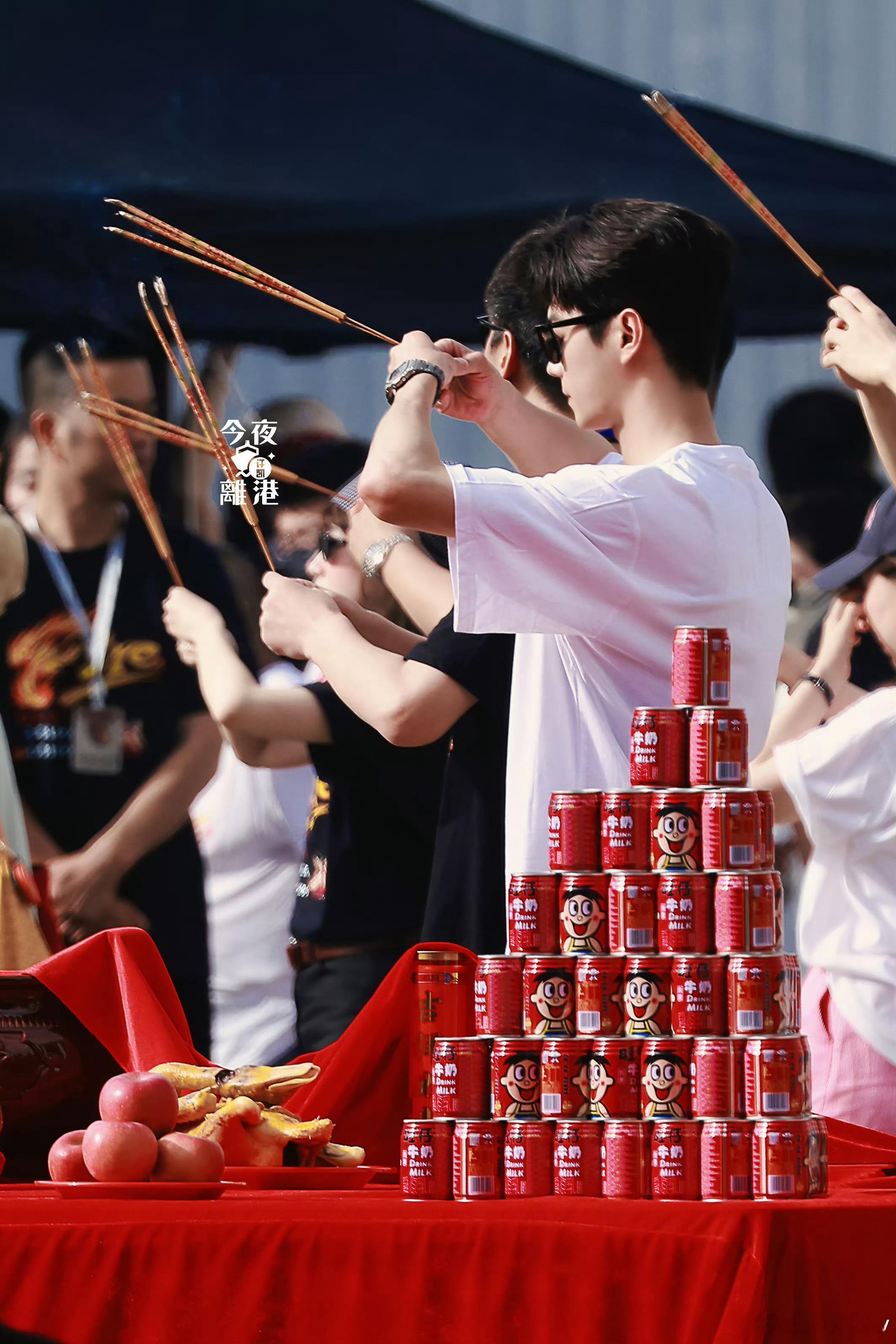 我早就说了许凯soso这款欧巴应该申遗，是卢浮宫里的大卫，是塞纳河畔的玫瑰，是塞