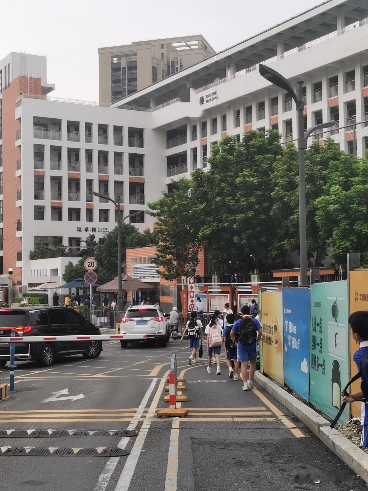 深圳“神兽”归笼啦！🎒

今早路过学校，又见这熟悉的一幕：教学楼前，背着书包的
