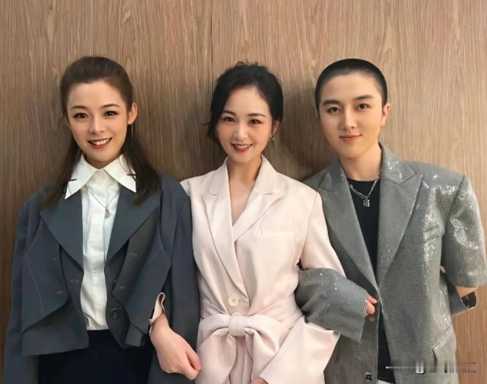 三位都曾是浙江小百花越剧团青年演员中的佼佼者，如今陈丽君已成为顶流。
倘若当初，