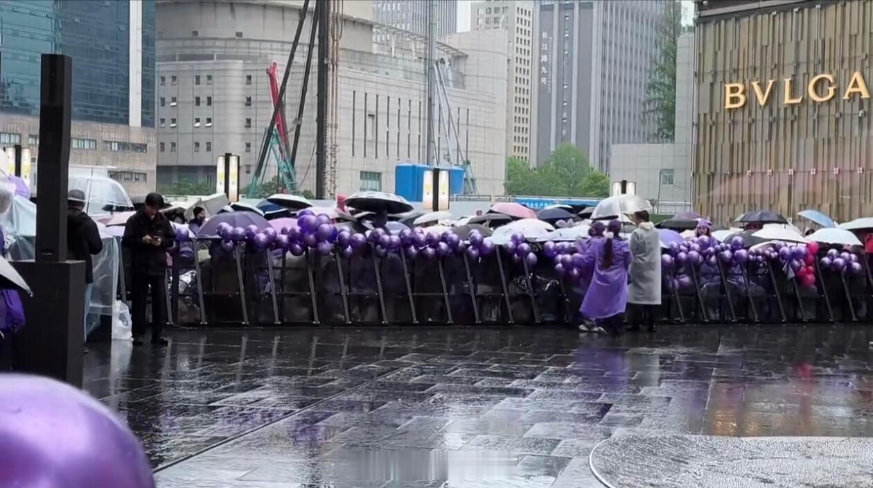 邓为南京Dior线下活动，钻石排了一天一夜拿下全部前排，天还下雨了 