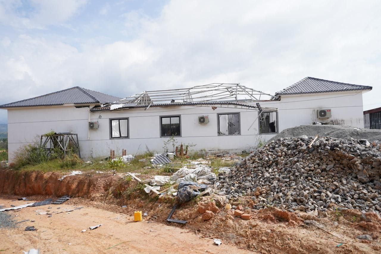 今天，柬媒现场拍摄菩萨省四合院遭泰国军队轰炸后的惨状柬媒报道称，这些房屋都是当地