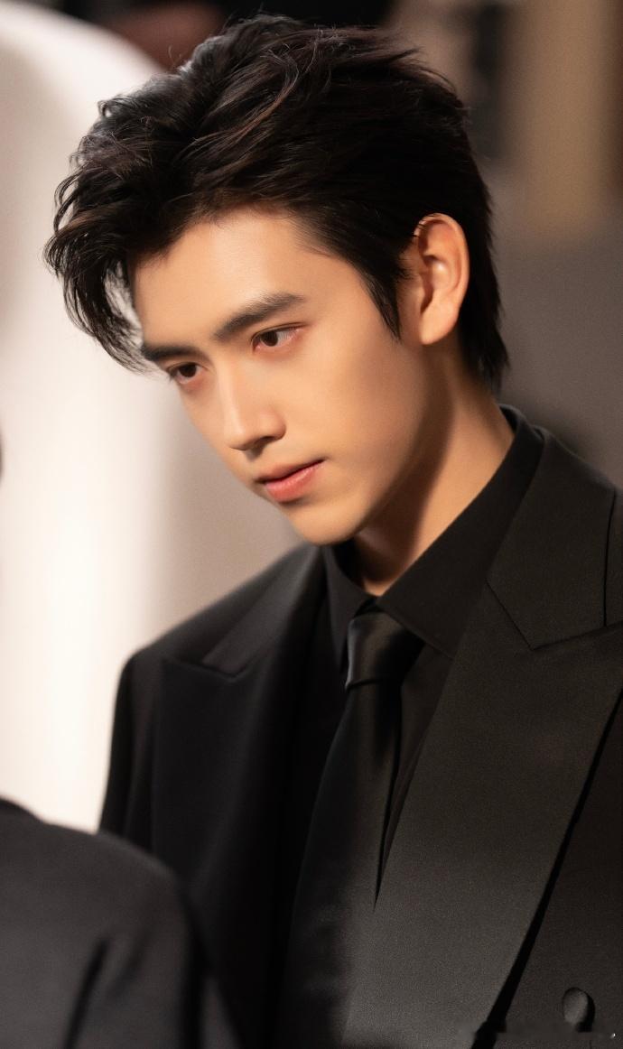 1、电影《见春天》路透已经正式杀青，主演: 陈飞宇，王影璐，改编自纵虎嗅花的同名