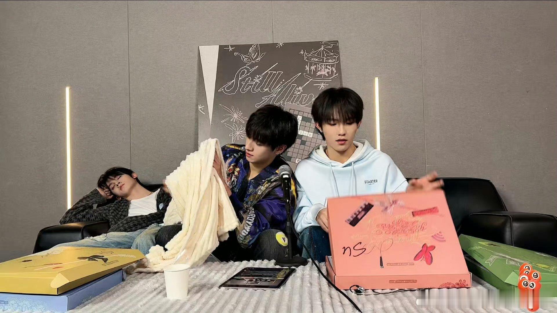 左航睡着了毯子是工作人员拿来要求的，他的萌是真的，软乎乎的样子，一举一动都自带可