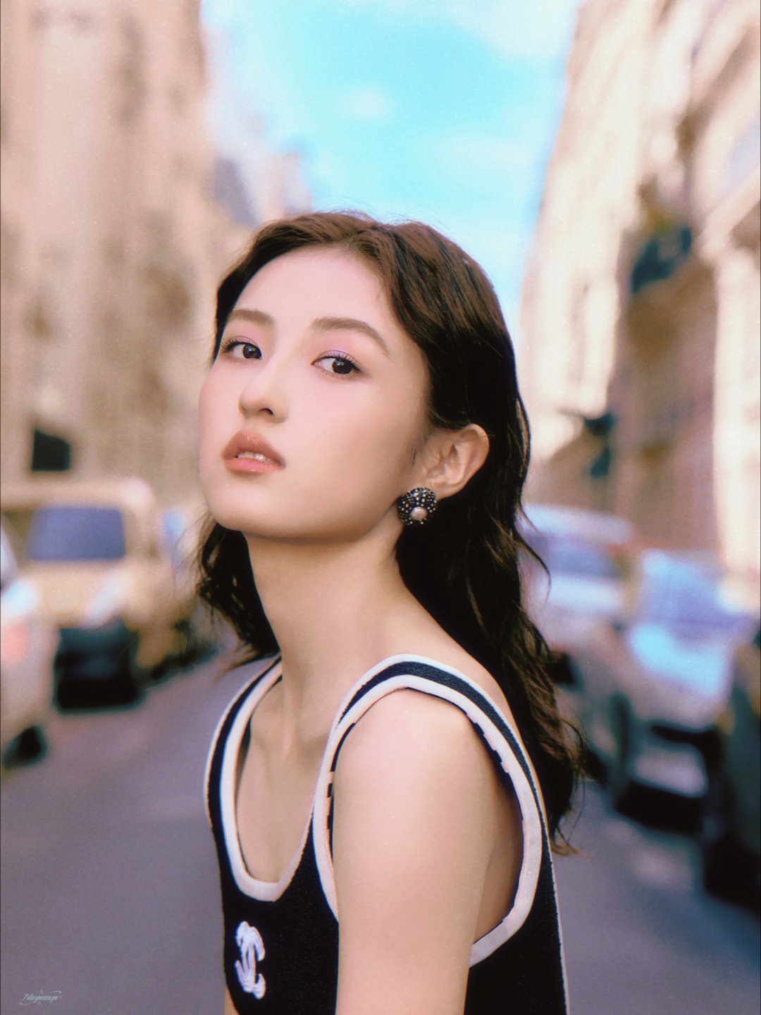 张子枫终于原谅现偶了张子枫解锁现偶让人满心期待，独有的青春氛围感扑面而来。她不靠