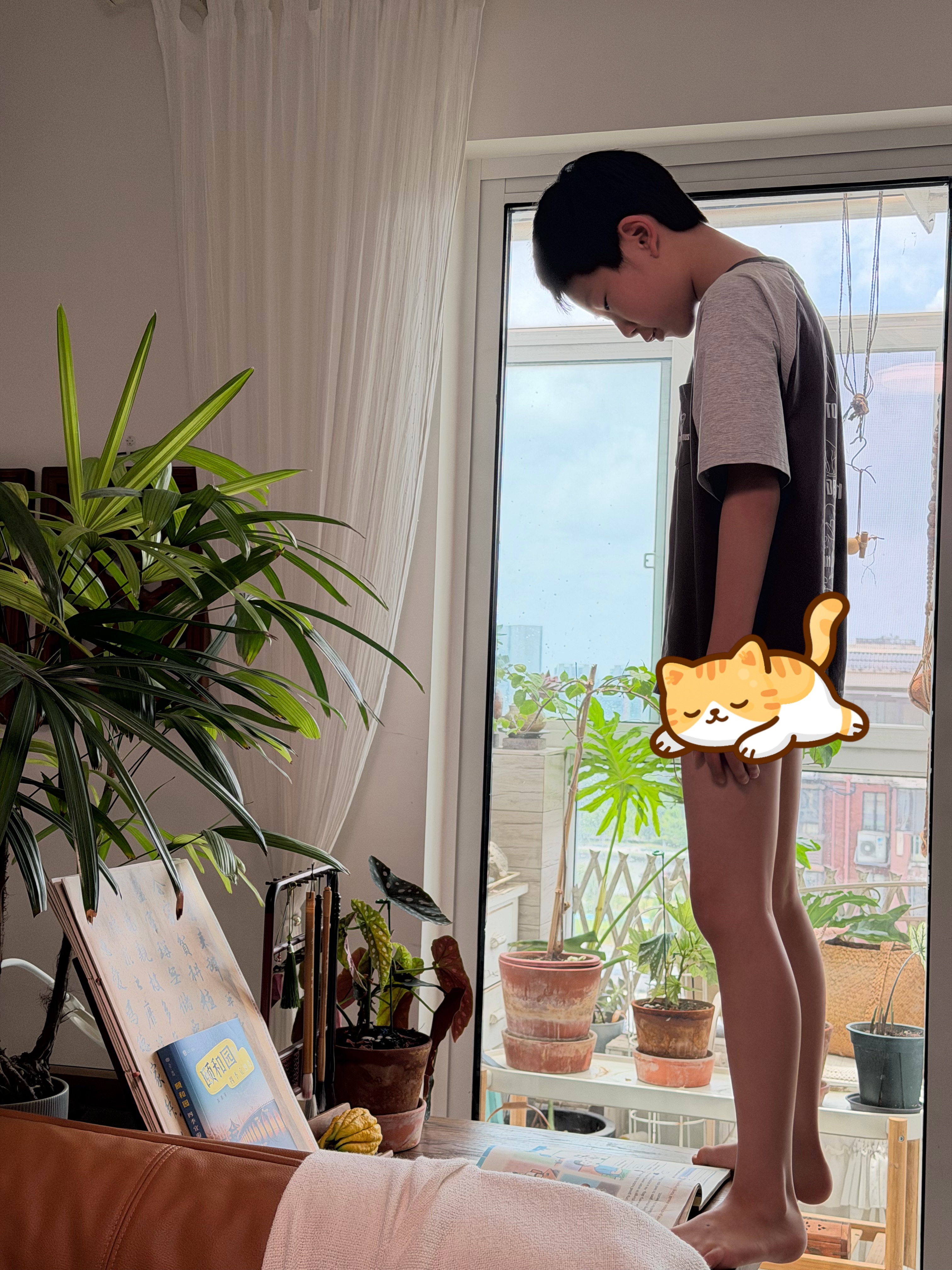 我让他看看自己的书，他这样看。 