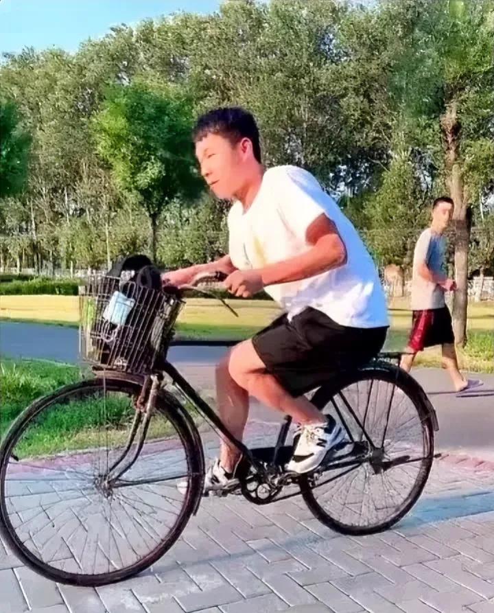 这种二八自行车你们还有吗？
我们家还有，我妈说我出生那年买的，属于家里的老古董，