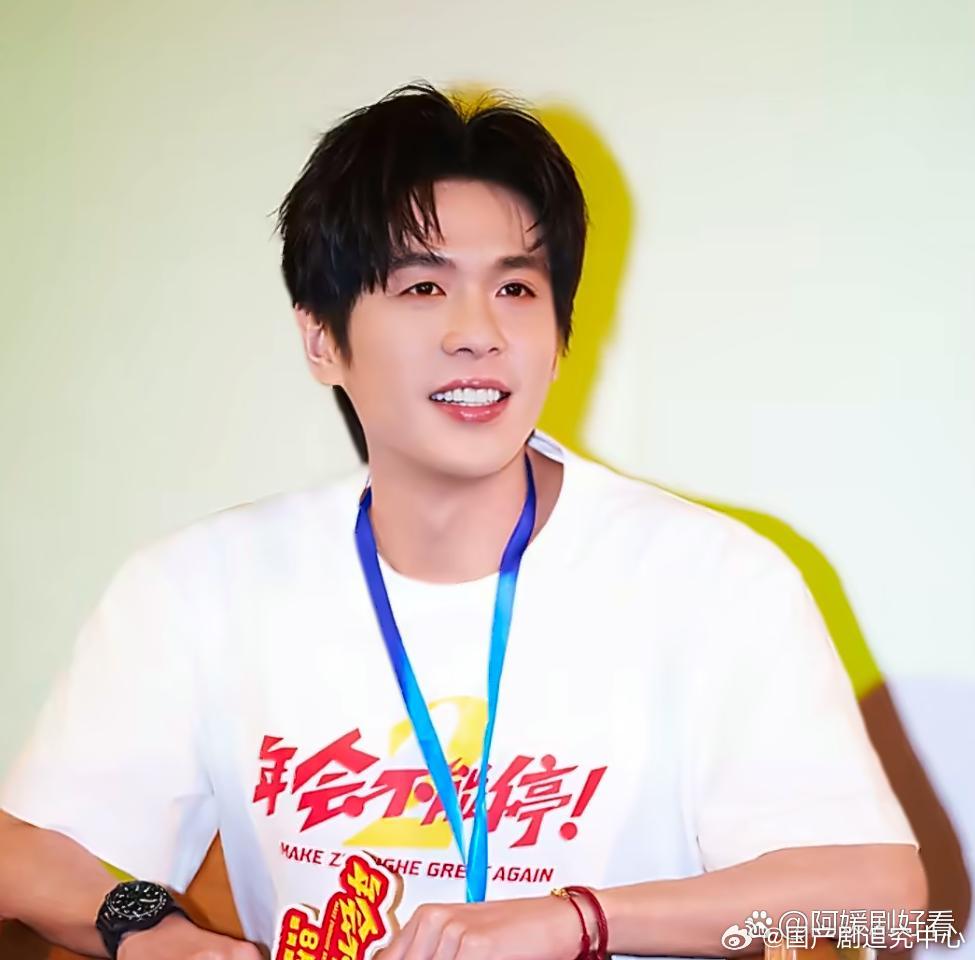 1.张若昀那一张脸，让他去演一个职场小白，其实根本就不可能完成，他只能去刻意表演