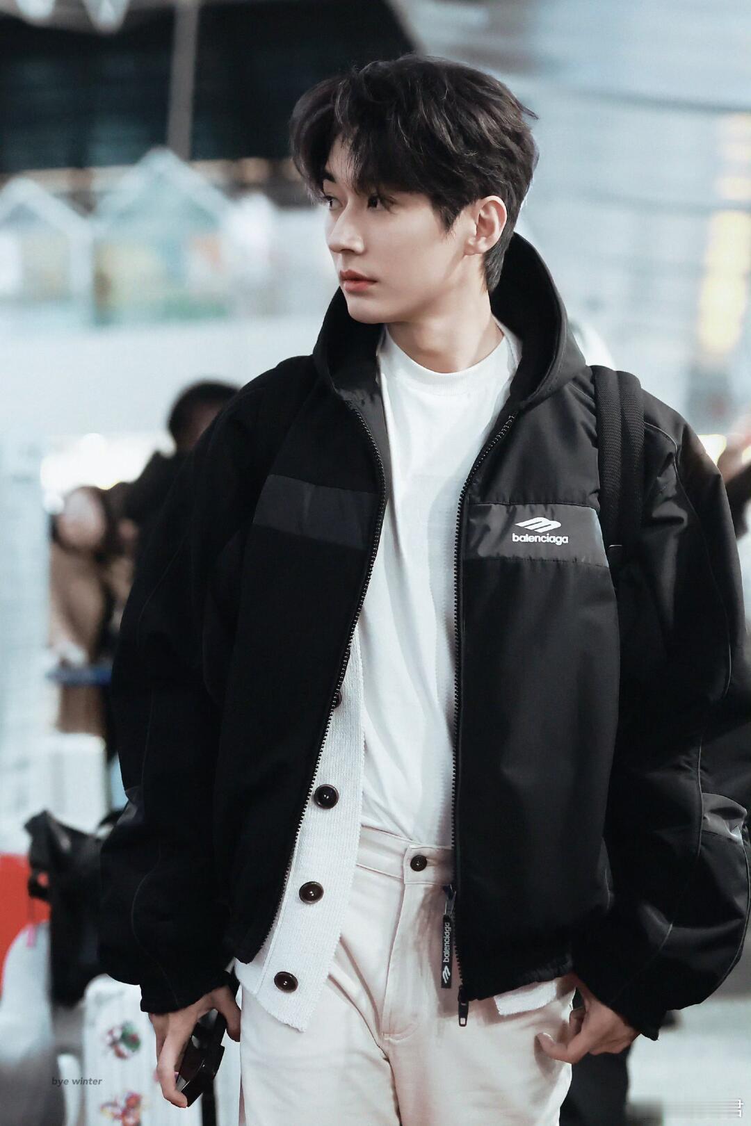 刘学义米兰时装周 刘学义的时尚感真的被低估了，米兰时装周上的造型简约又高级，不浮