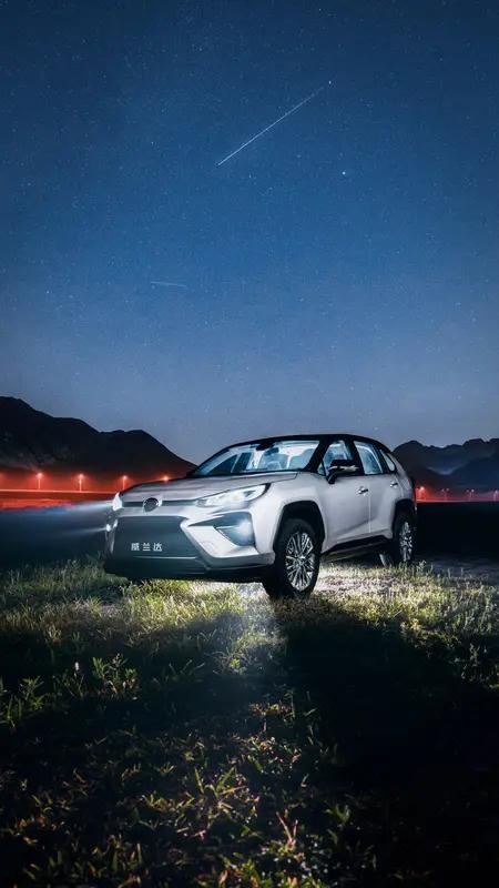 今天开工，设计部的同事小吴，一脸疲惫的说，
坐个高铁太累了，买票又买不到，买了短