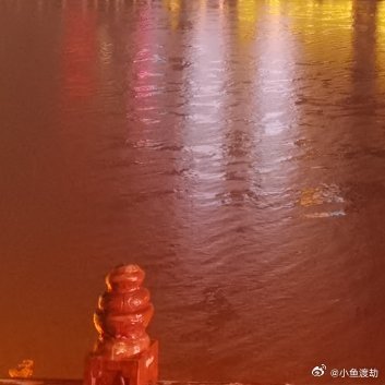 热闹散去后的那种空你有没有在聚会结束、朋友散场、节日过完的那个瞬间，突然觉得特别