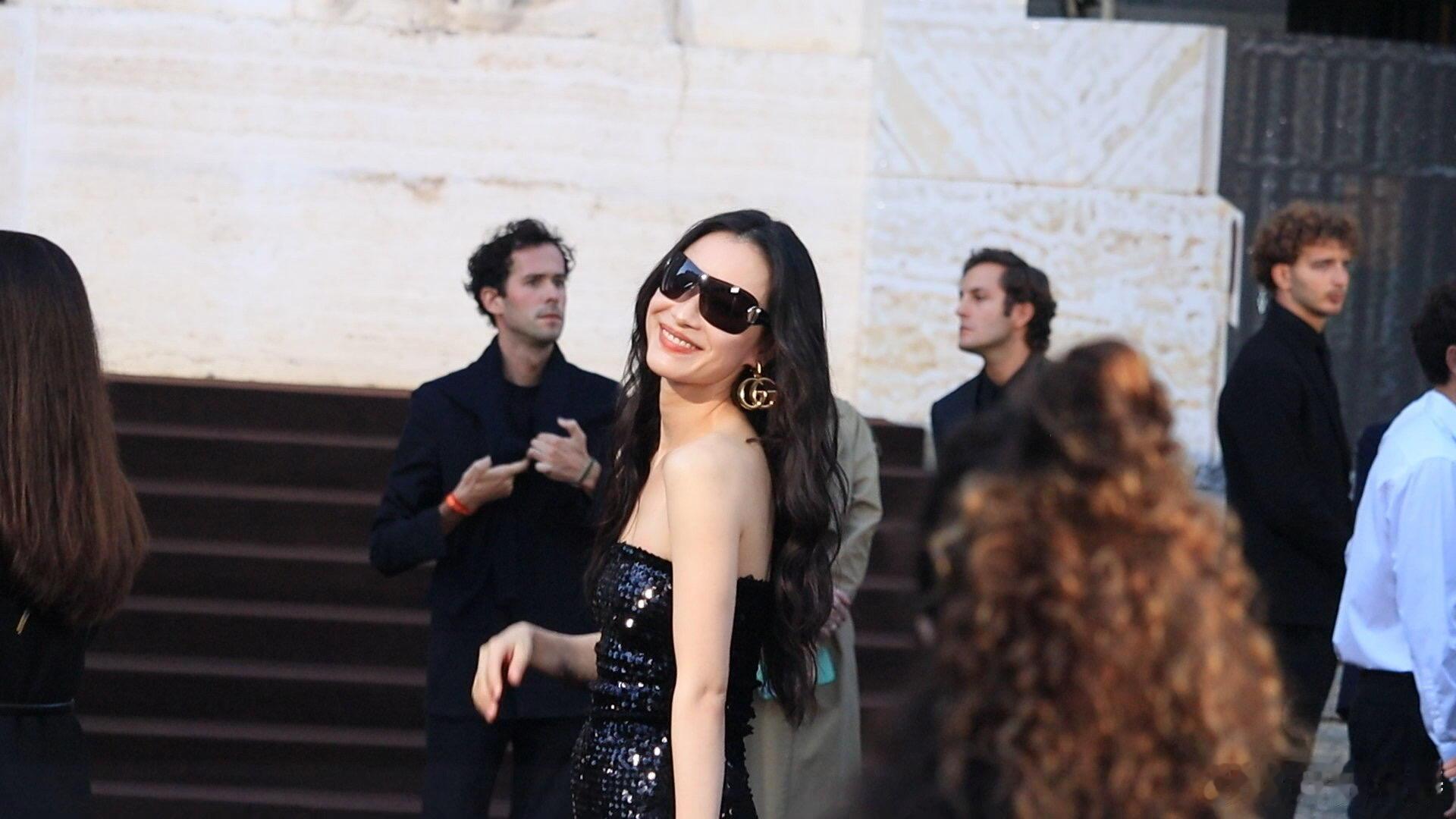 倪妮G社生图状态 谁懂啊！倪妮生图比精修还好看，黑裙造型太戳我了！ ​​​