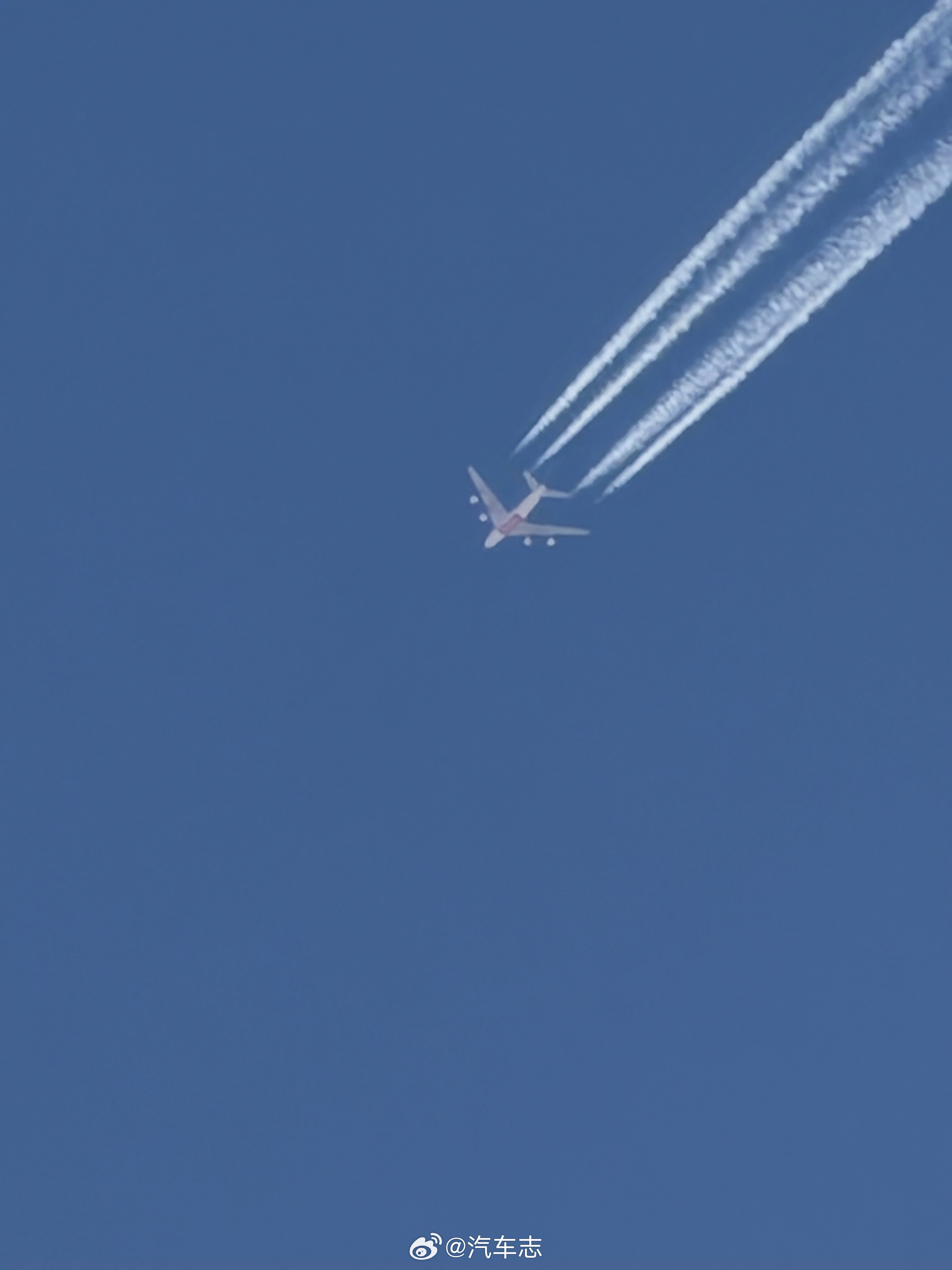 大西北是中欧的繁忙航路啊，抬头就是一台阿联酋A380飞过