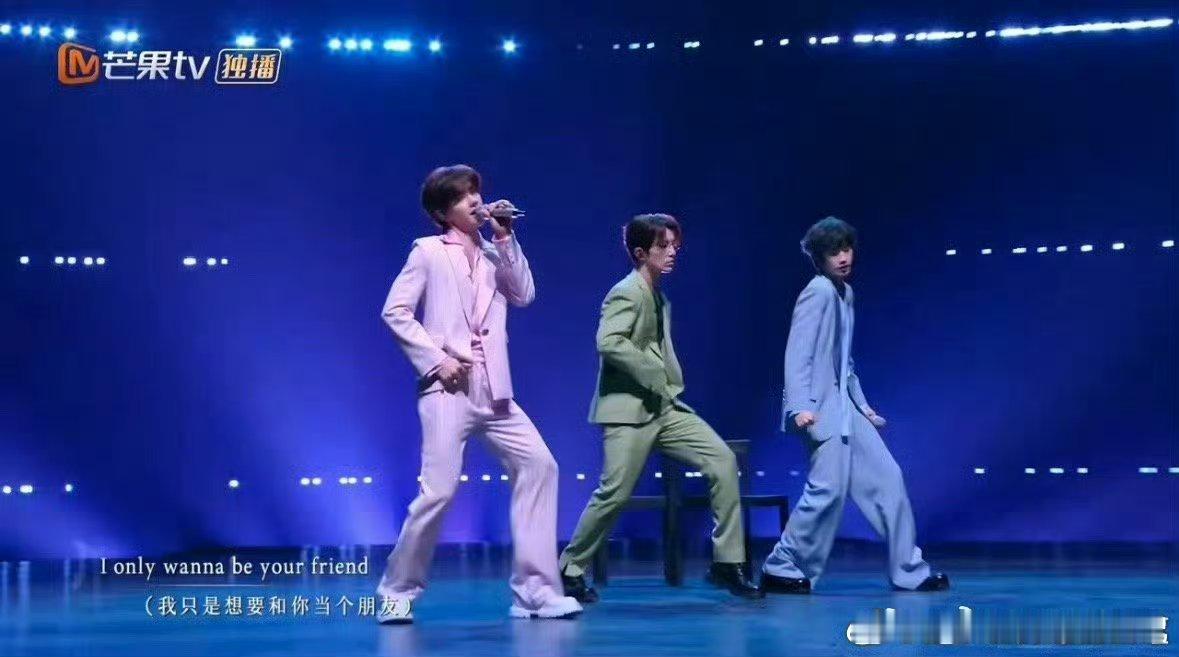 INTO万初舞台西服撞色TFBOYSTFBOYS是少年感里带点青涩的挺拔，INT
