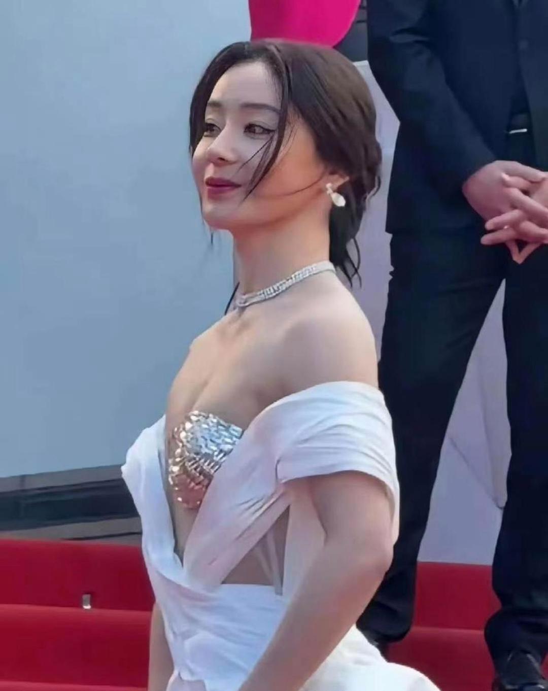 袁姗姗这是穿了件勺子吗？这造型也太有想象力了。