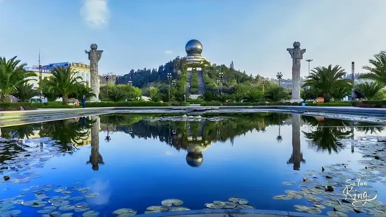 蒙自和个旧这俩地儿，就像一对性格迥异的兄弟。蒙自冬天确实舒服，气温宜人，阳光暖暖