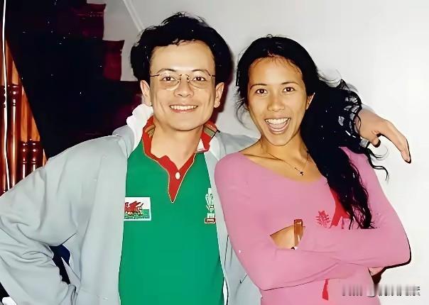 这是莫文蔚和她哥哥，
谁能想到，长相平平，
皮肤甚至有些黝黑的莫文蔚，
日后竟成