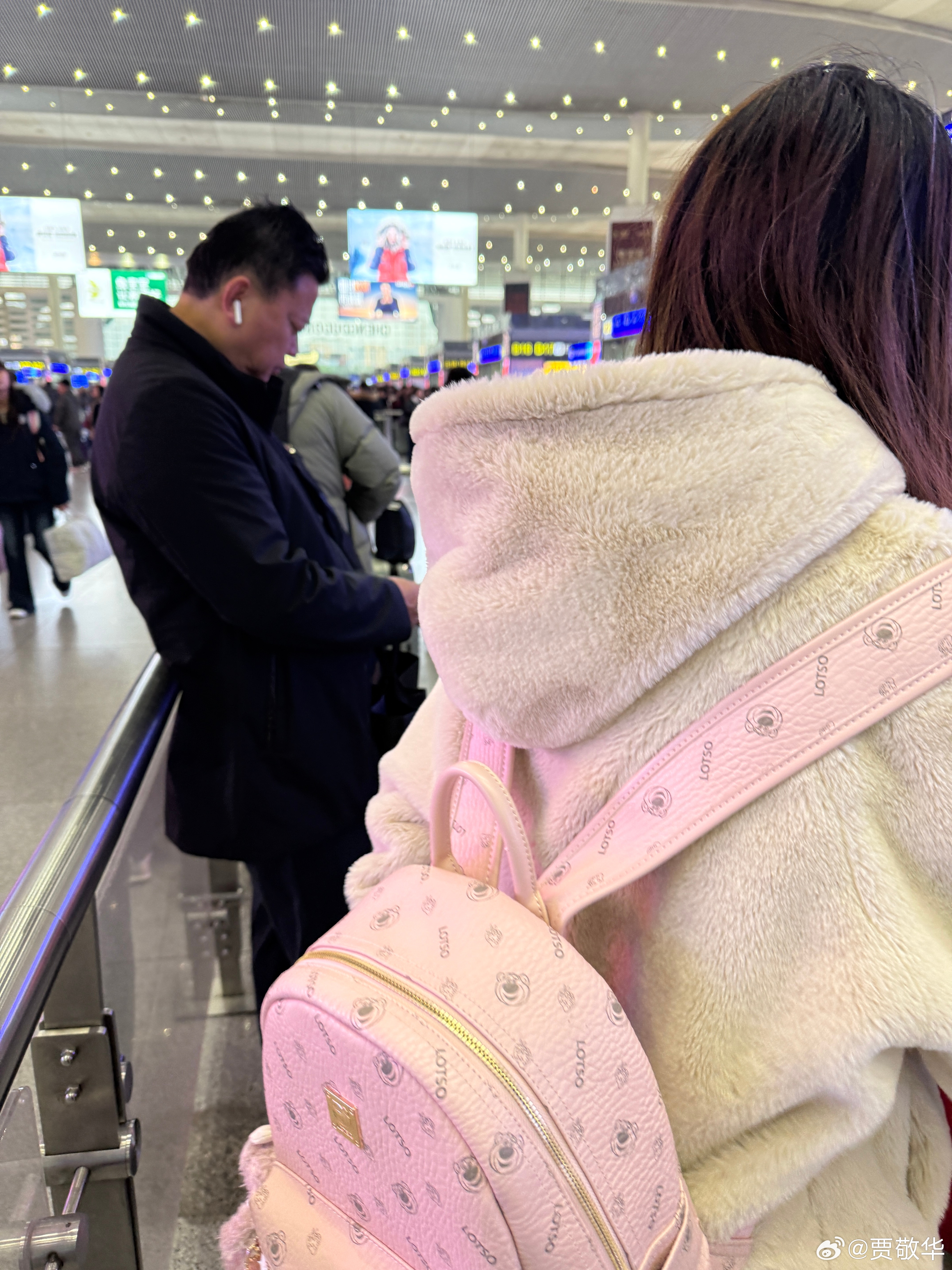 高铁站等车，发现很多人用入耳式蓝牙耳机，用开放式耳机的人比较少啊。 