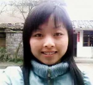 2008年，汶川地震，四川一21岁女教师被埋进废墟，身体断成三截，救援人员赶到时