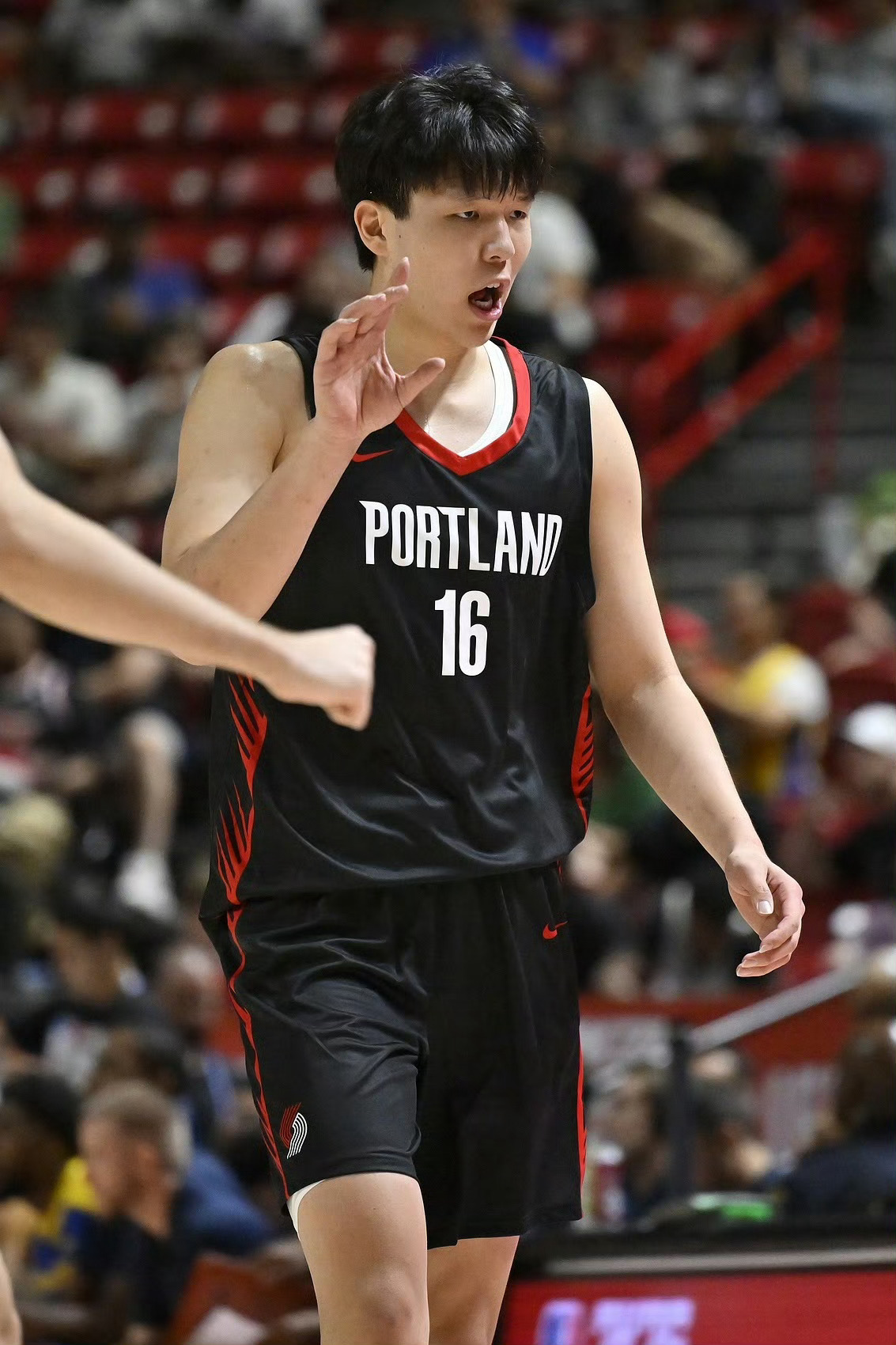 杨瀚森nba夏季联赛首秀足够惊艳，最让人印象深刻的，就是作为大中锋强大的外线策应
