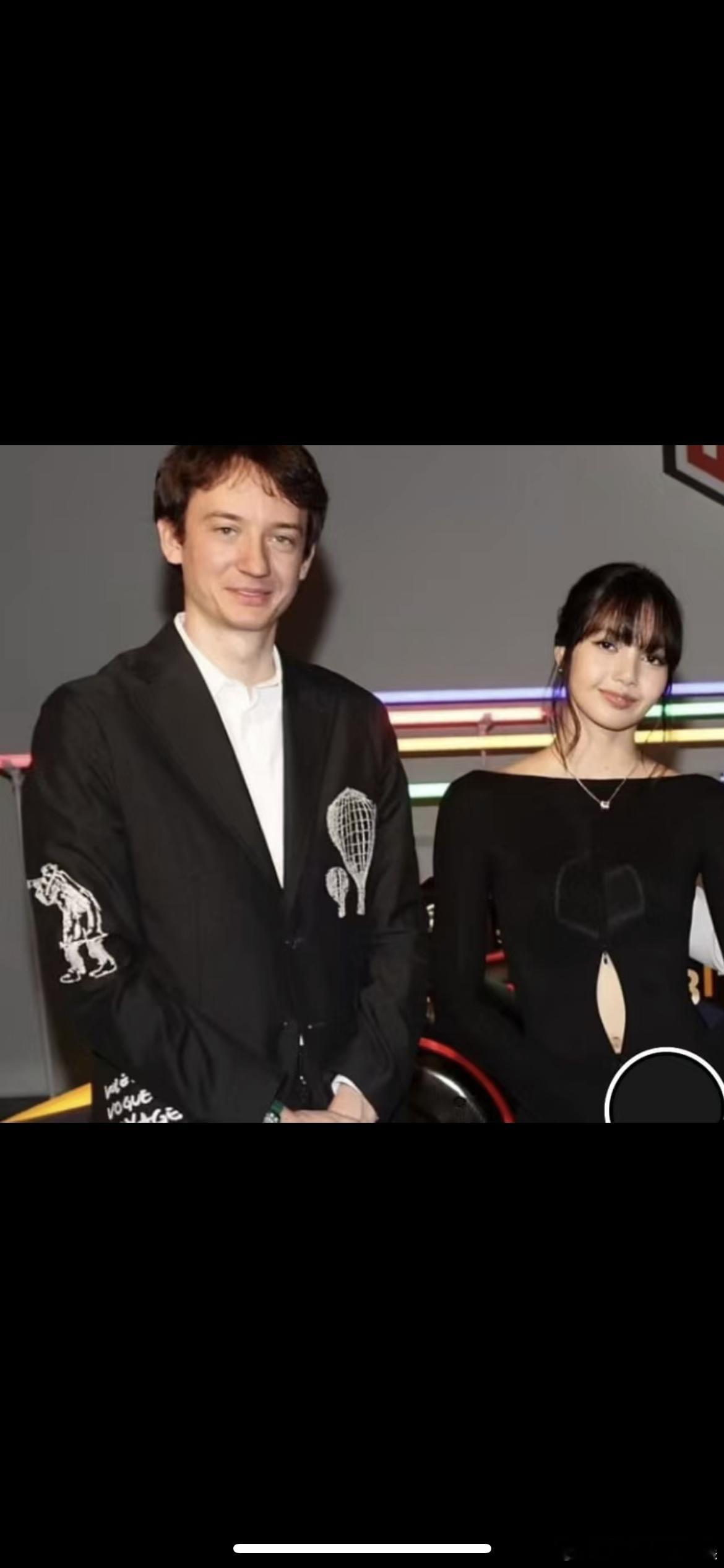 偶遇三公子带Lisa买包 Lisa和lv三公子，每次被人偶遇不是吃饭就是逛街，甜
